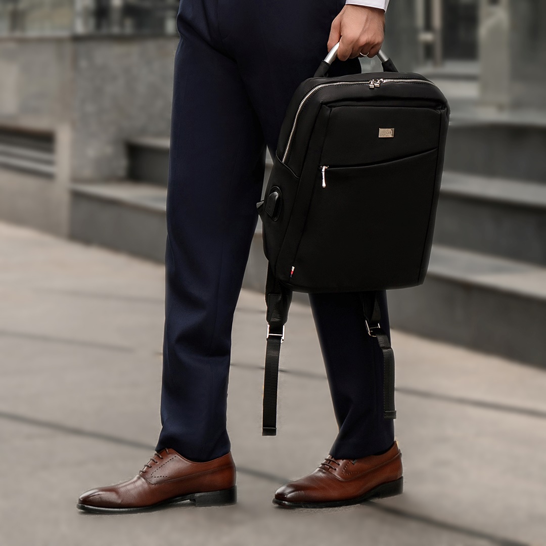 Giày nam da thật LECOS LG4 thời thượng, sang trọng và mạnh mẽ chính là thiết kế được quý ông ưa chuộng khi kết hợp với trang phục công sở