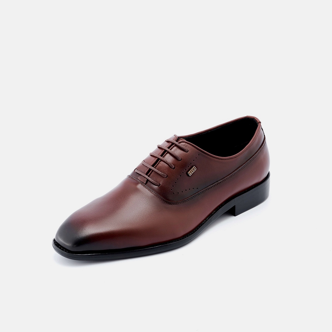 Logo kim loại thương hiệu LECOS sang trọng gắn cạnh giày nổi bật nhằm khẳng định chất lượng sản phẩm cao cấp chính hãng