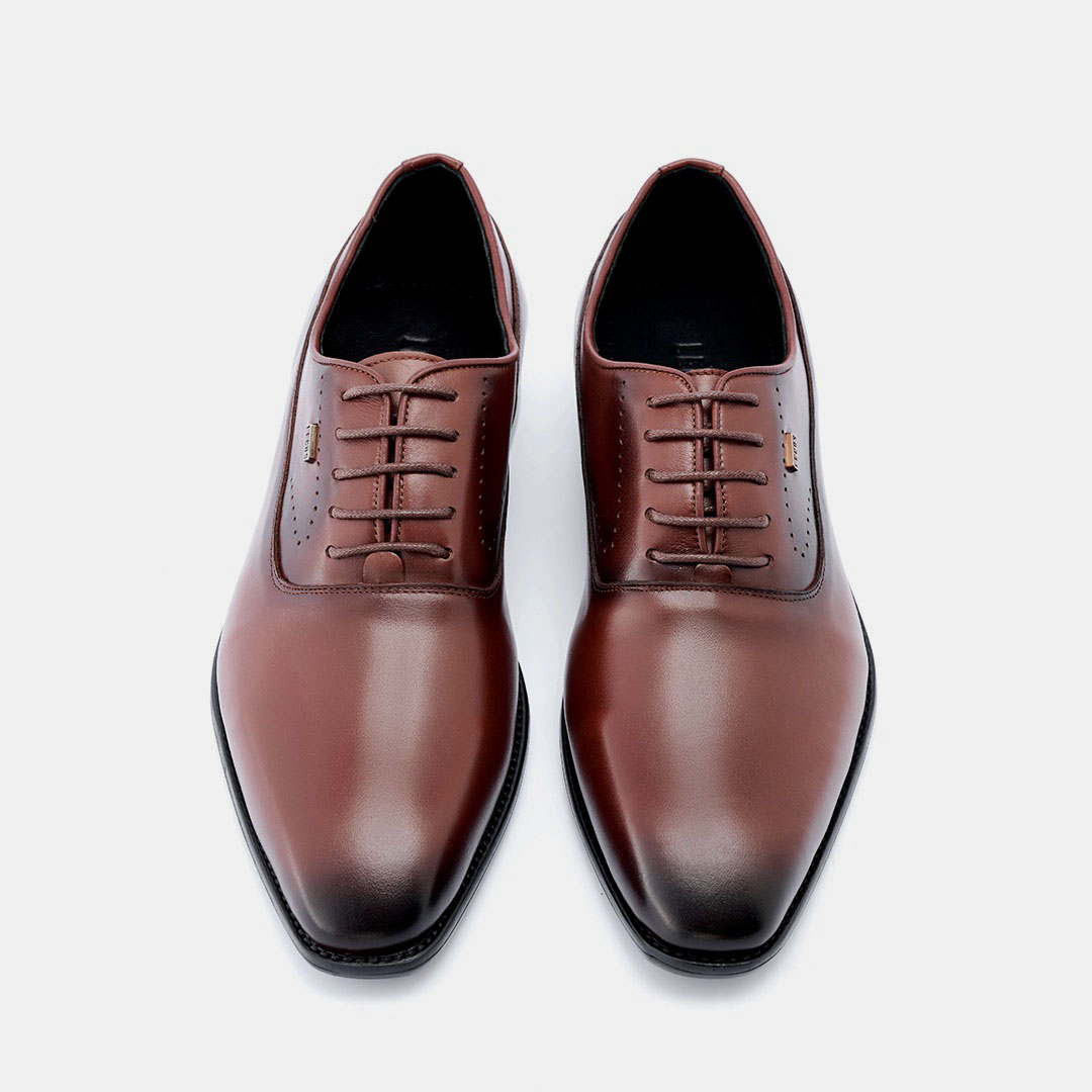 Thiết kế dáng Oxford hiện đại với mũi giày tròn vừa phải, dễ phối cùng quần âu, chinos hay suit, mang đến phong thái lịch lãm trong mọi tình huống – từ đi làm, gặp gỡ đối tác cho đến dự tiệc trang trọng