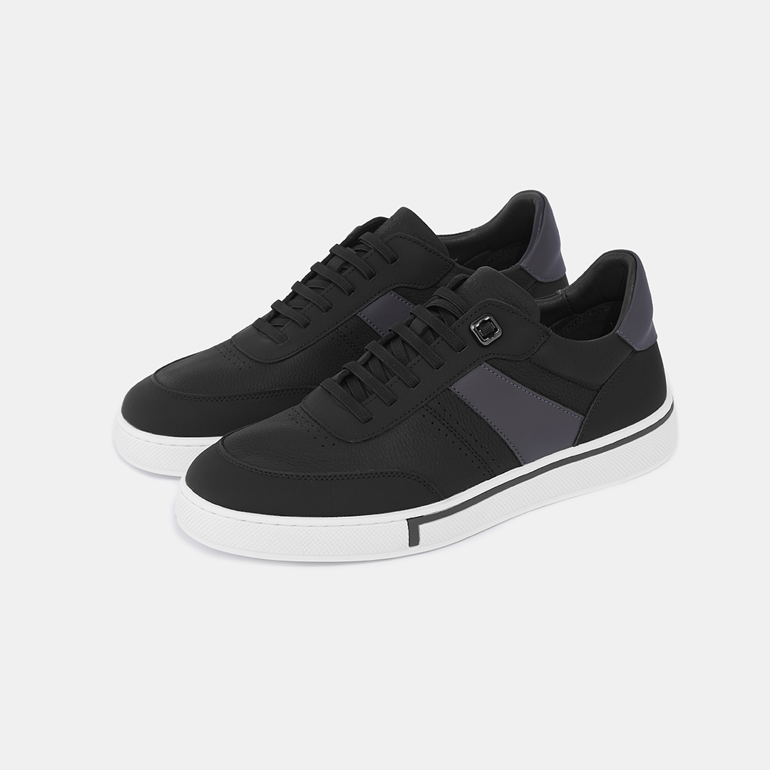 Thiết kế sneaker cổ thấp mang hơi hướng thể thao thanh lịch, phù hợp với phong cách casual và smart casual