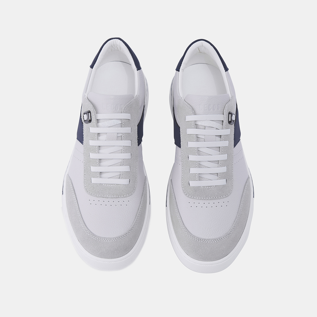 Mũi giày bo tròn, phủ da lộn giúp tăng độ bền và hạn chế trầy xước trong quá trình sử dụng