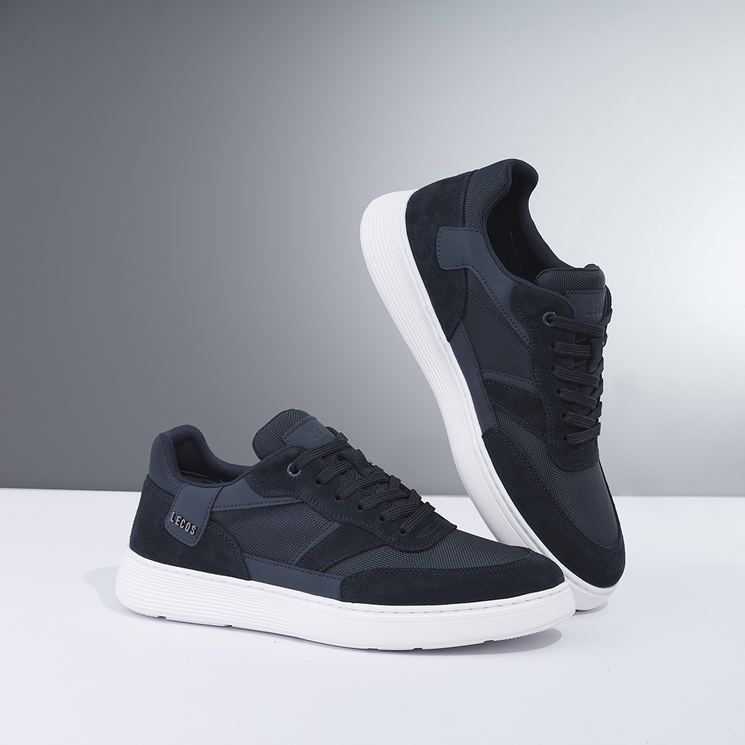 Cạnh giày gắn logo LECOS tinh tế, hoàn thiện tổng thể thiết kế cao cấp