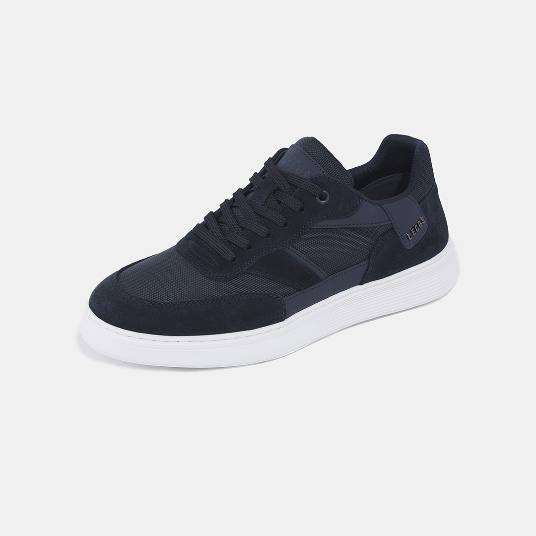 Thân giày làm từ chất liệu vải lưới, thoáng khí, giúp bàn chân luôn khô thoáng khi sử dụng