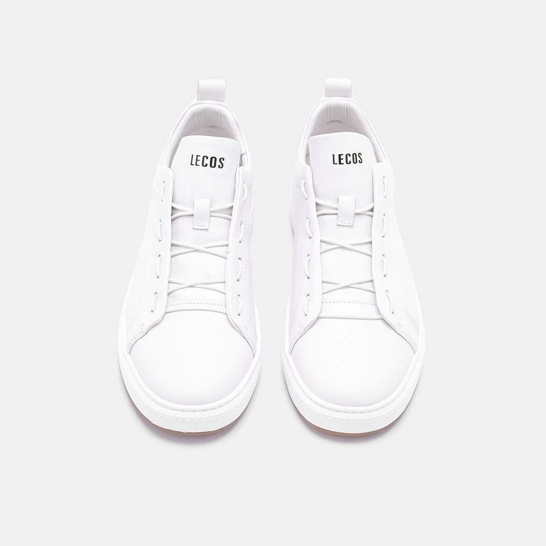 Thiết kế tối giản, gọn gàng với kiểu dáng không dây buộc, tiện lợi khi mang