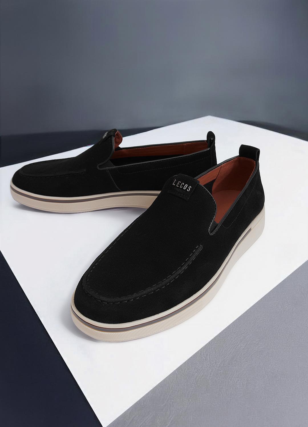 Phần tab logo LECOS được đặt gọn trên thân giày, tạo điểm nhận diện nhẹ nhàng.