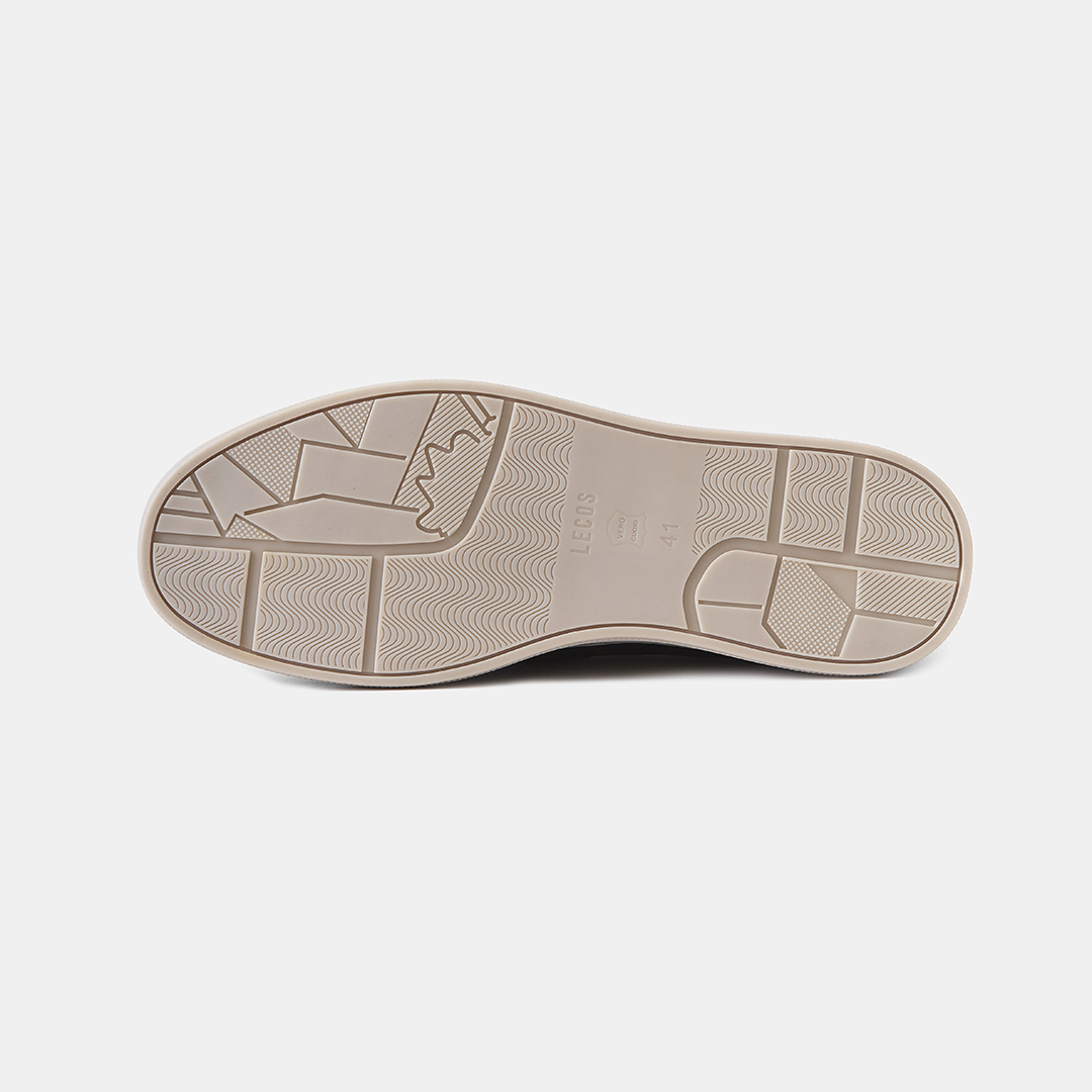 Chất đế cao su dày dặn mang lại sự chắc chắn và sự ổn định khi di chuyển.