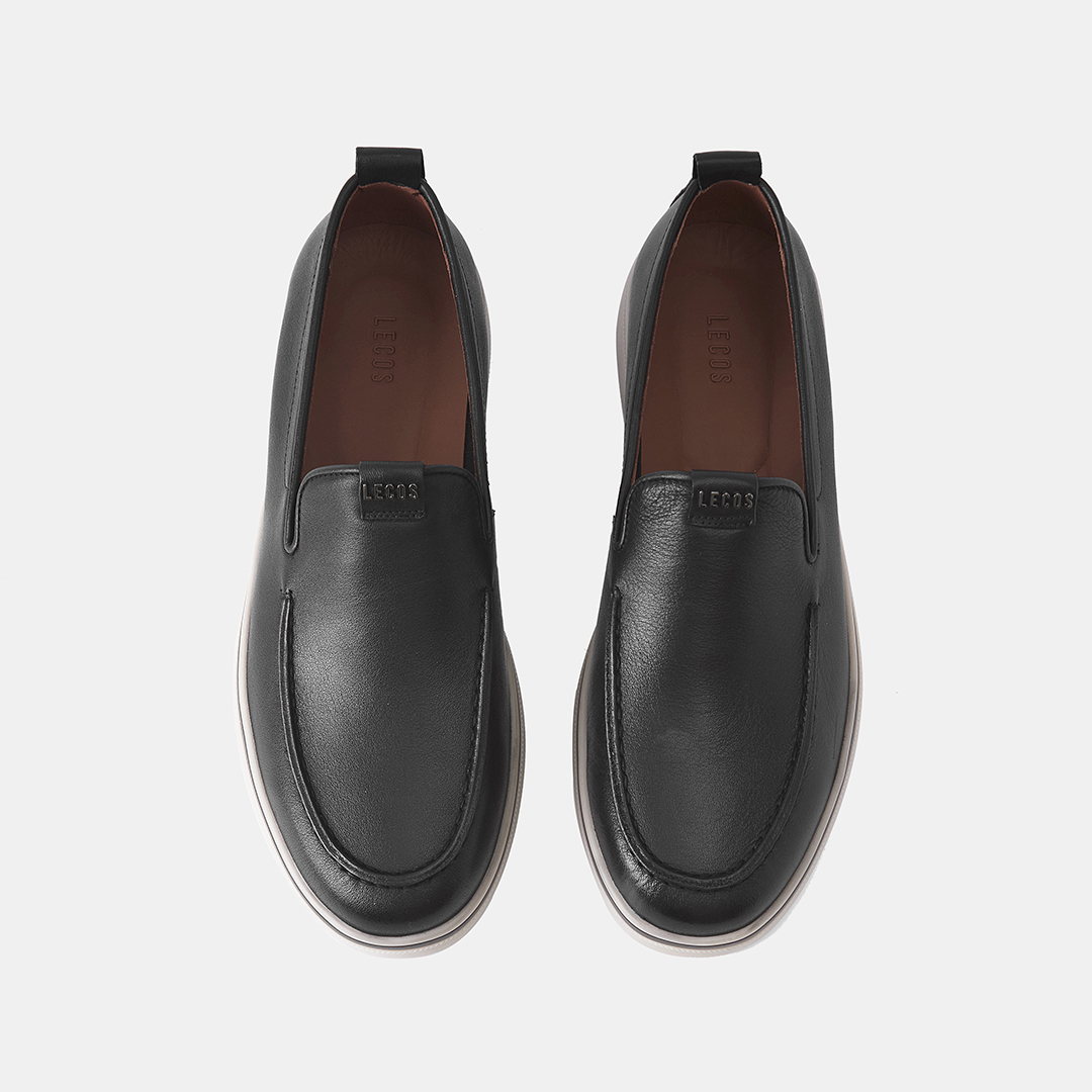 Form giày ôm gọn, đường chỉ thủ công tạo điểm nhấn tinh tế ở phần mũi.