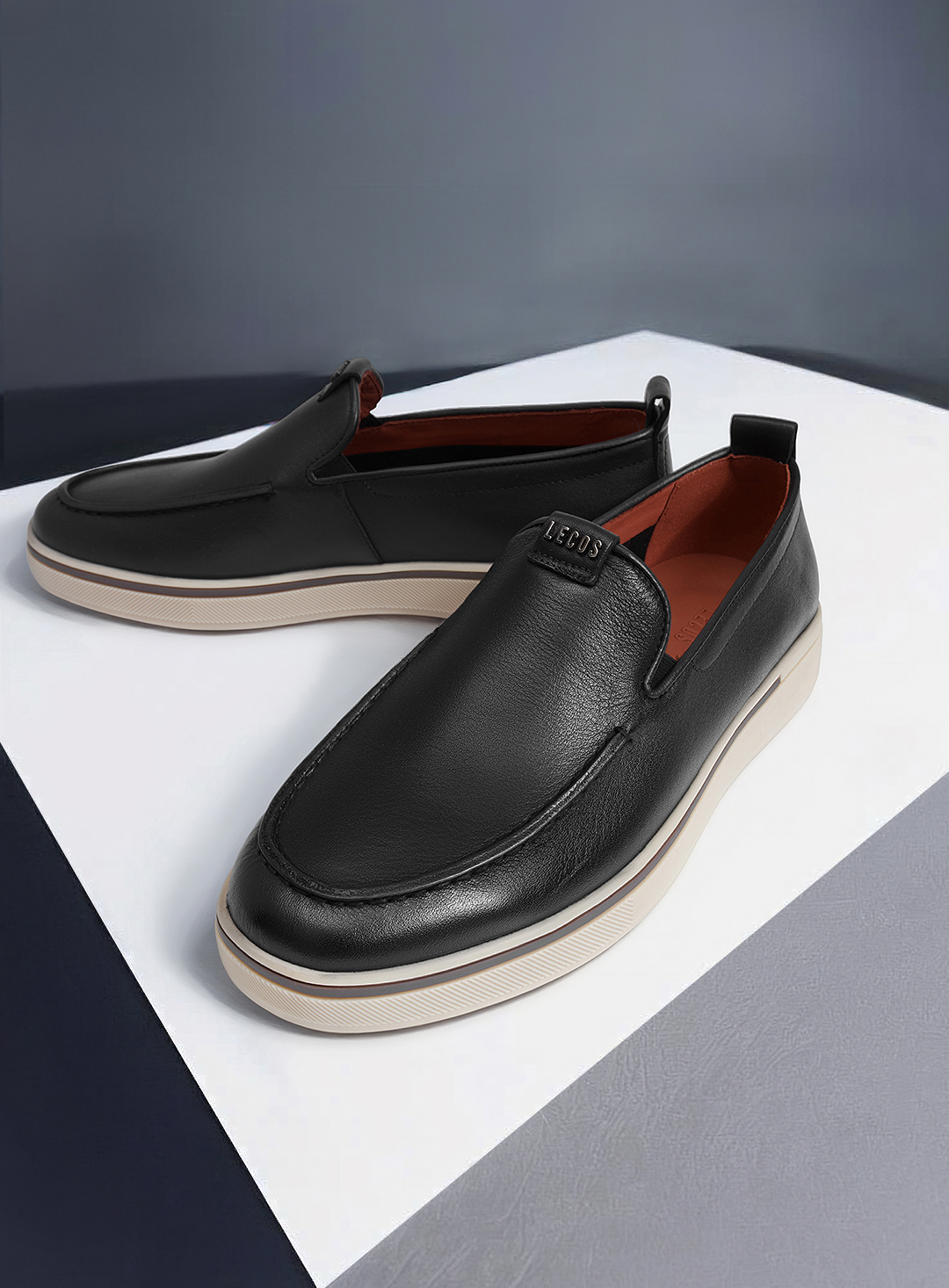 Chất liệu và phom dáng được xử lý tinh tế, mang đến cảm giác thoải mái nhưng vẫn giữ trọn thần thái sang trọng khi lên chân.