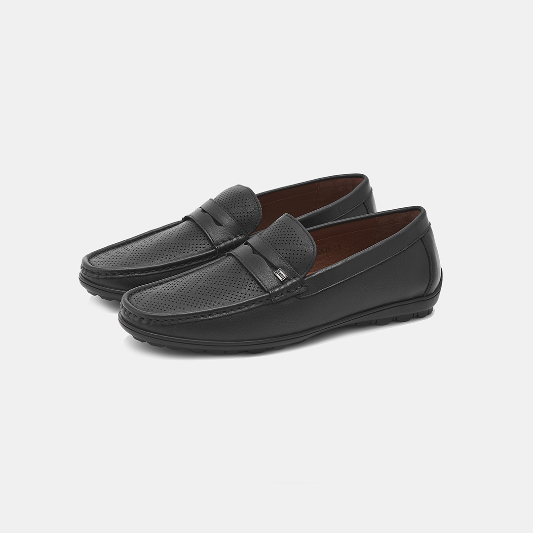 Đôi giày moccasin cổ điển được hoàn thiện tỉ mỉ từ chất liệu da thật cao cấp, mang đến cảm giác mềm mại, ôm chân và bền bỉ theo thời gian