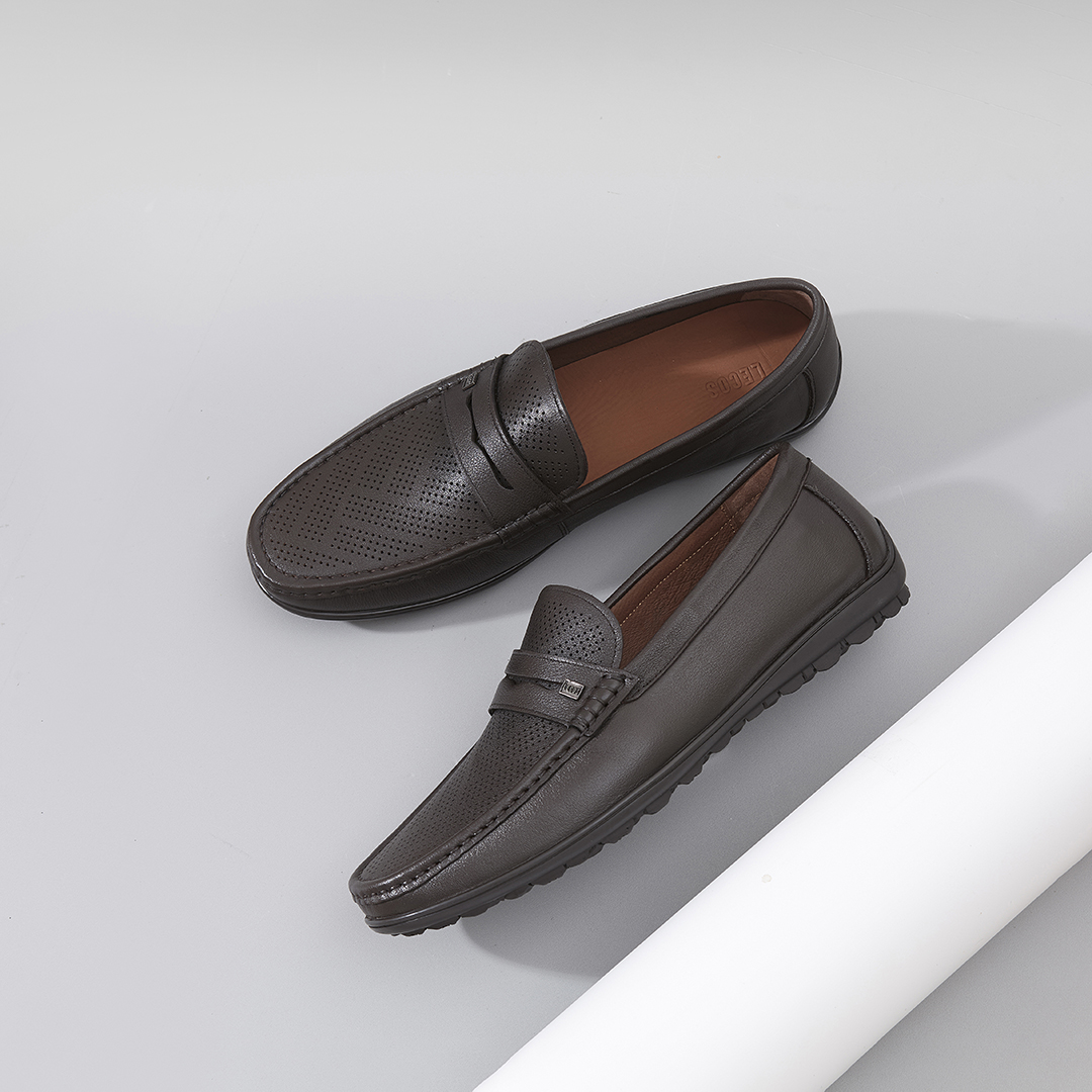 Điểm nhấn đặc trưng ở mu giày là khe ngang thanh lịch, một chi tiết kinh điển của dòng moccasin, giúp tổng thể trở nên cân đối và tinh gọn