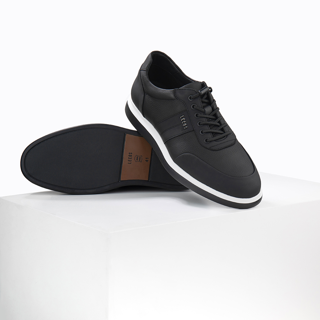 Logo chữ LECOS được gắn nổi ở cạnh giày và in trên lót giày, khẳng định thương hiệu đẳng cấp.