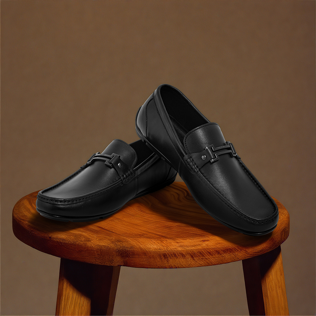 Sự kết hợp giữa chất liệu da bò cao cấp và thiết kế tinh tế mang đến một sản phẩm vừa hiện đại vừa cổ điển, dễ dàng phối hợp với nhiều phong cách từ công sở cho đến dạo phố