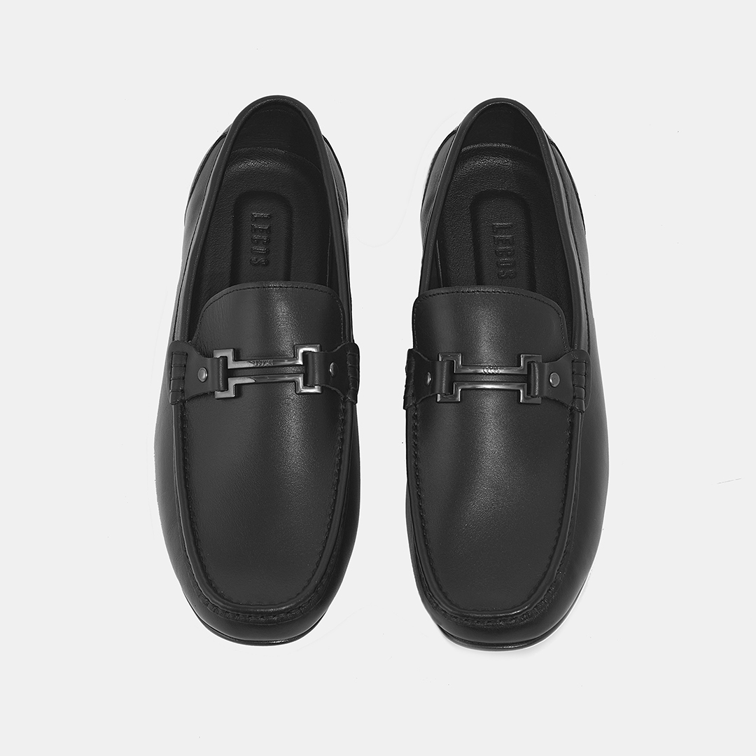 Chi tiết quai ngang kim loại được thiết kế tối giản, đóng vai trò như điểm nhấn sang trọng