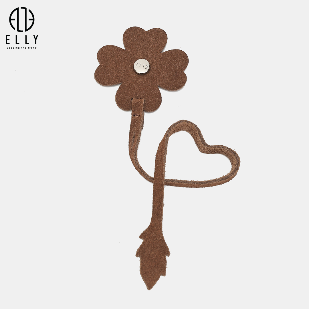 Tag hoa lá đi kèm – biểu tượng của sự thanh lịch và hài hòa trong tổng thể túi.