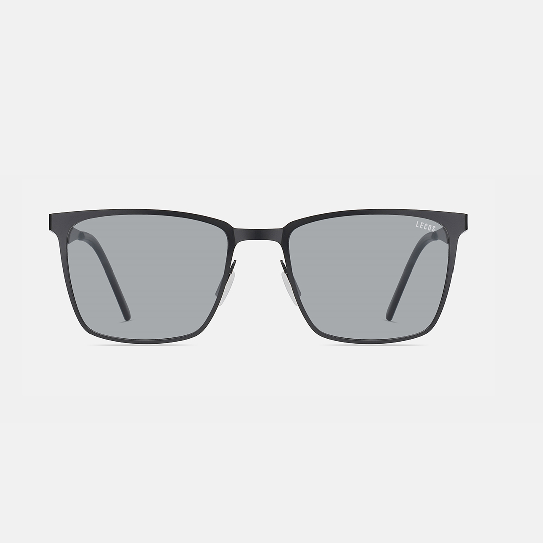 Tròng kính sử dụng công nghệ phân cực Polarized bền bỉ, giúp giảm độ chói và tránh tác hại của tia UV, mang đến tầm nhìn rõ ràng và sắc nét hơn