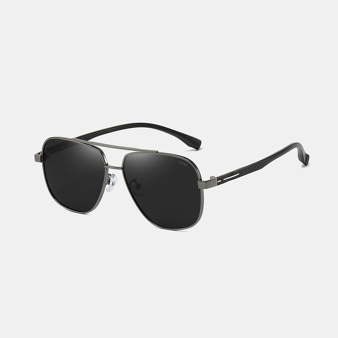 Tròng kính phân cực Polarized giúp loại bỏ ánh sáng chói từ các bề mặt phản xạ, tăng cường độ tương phản và giảm mỏi mắt, đồng thời bảo vệ mắt khỏi tia cực tím gây hại