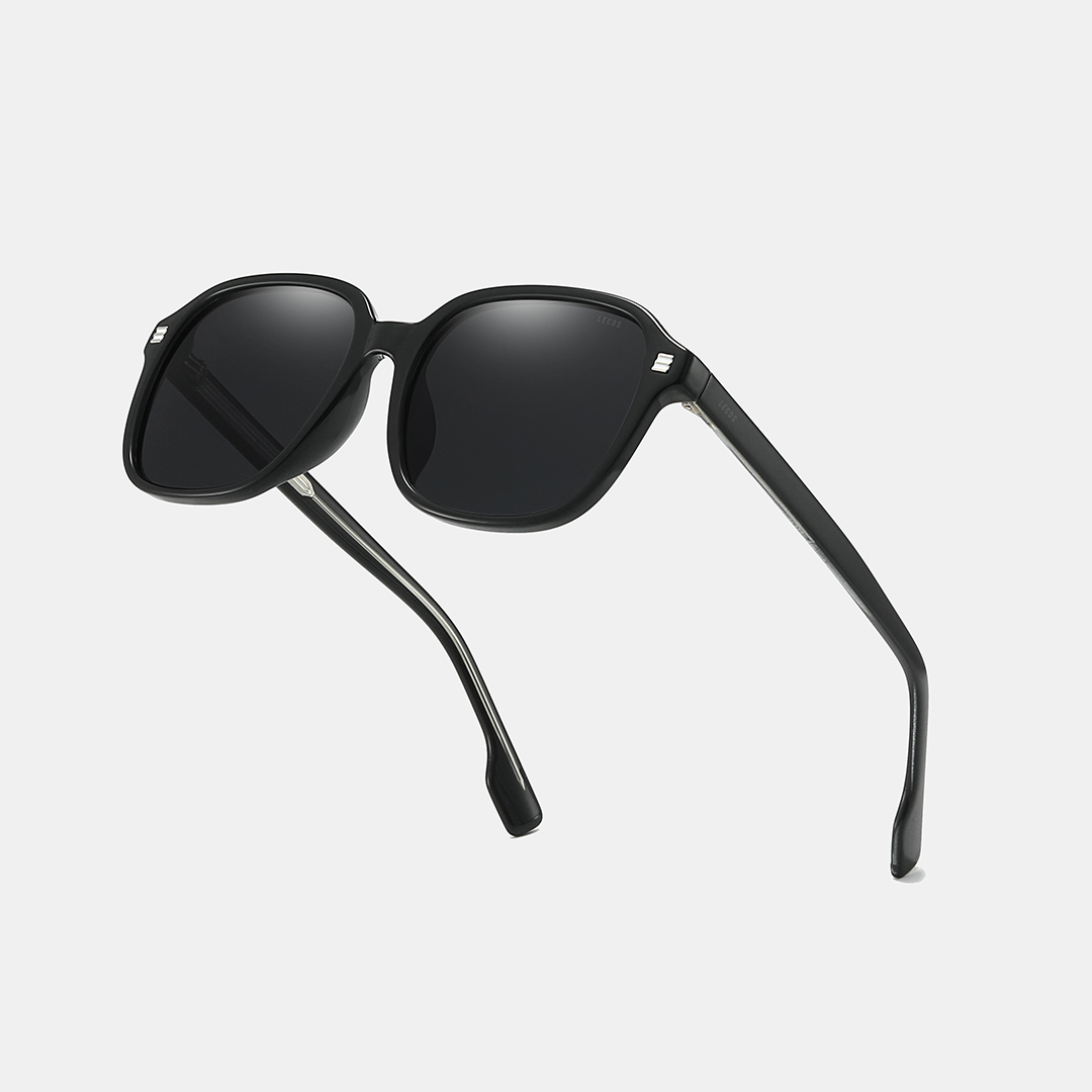 Kiểu dáng form vuông bo tròn nhẹ ở các góc mang đến sự cân bằng giữa sự mạnh mẽ và mềm mại, phù hợp nhiều dáng mặt