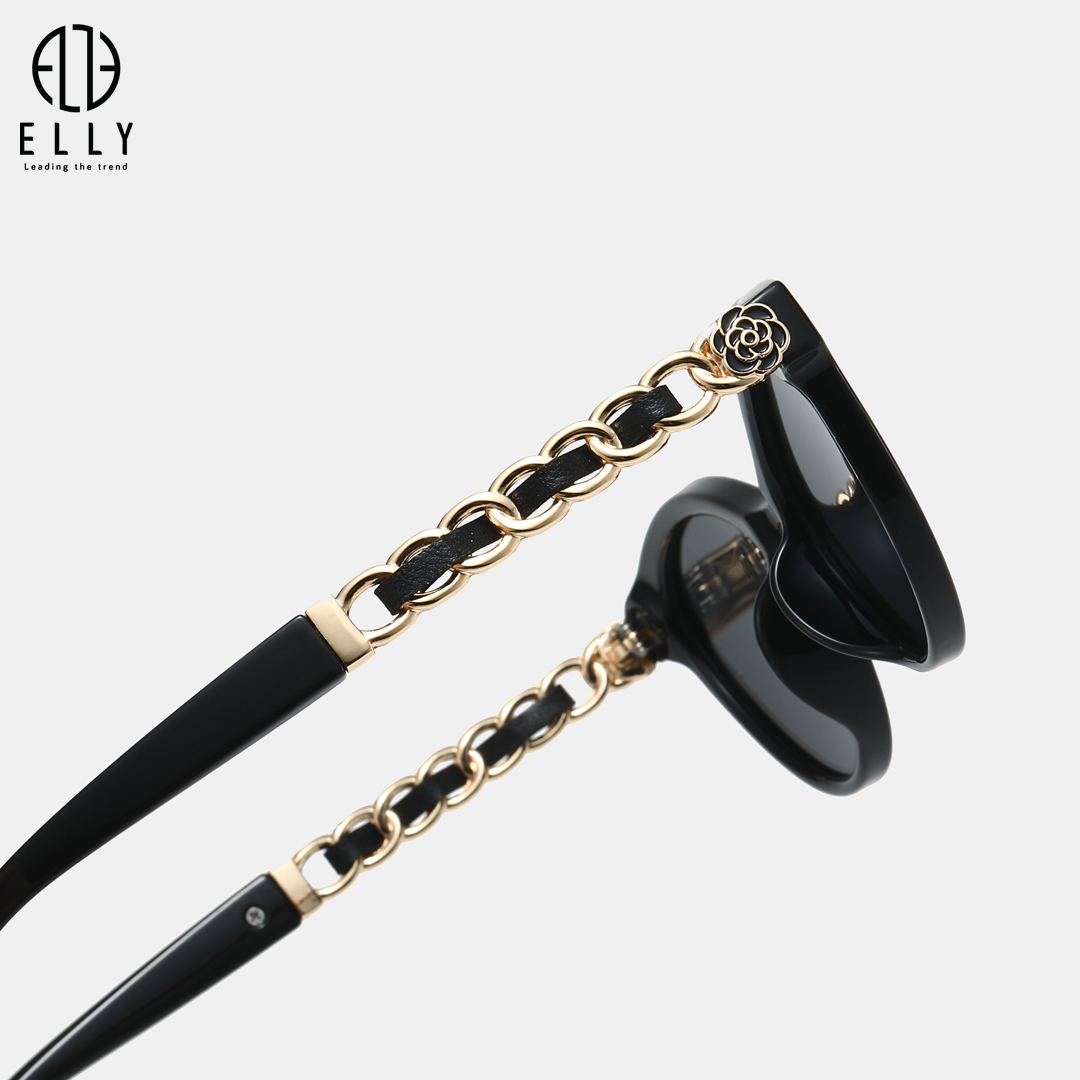 Càng kính gắn chi tiết hoa trà kim loại viền vàng sang trọng, kết hợp đoạn móc xích mix dây da, tạo điểm nhấn thời trang cao cấp và khác biệt.