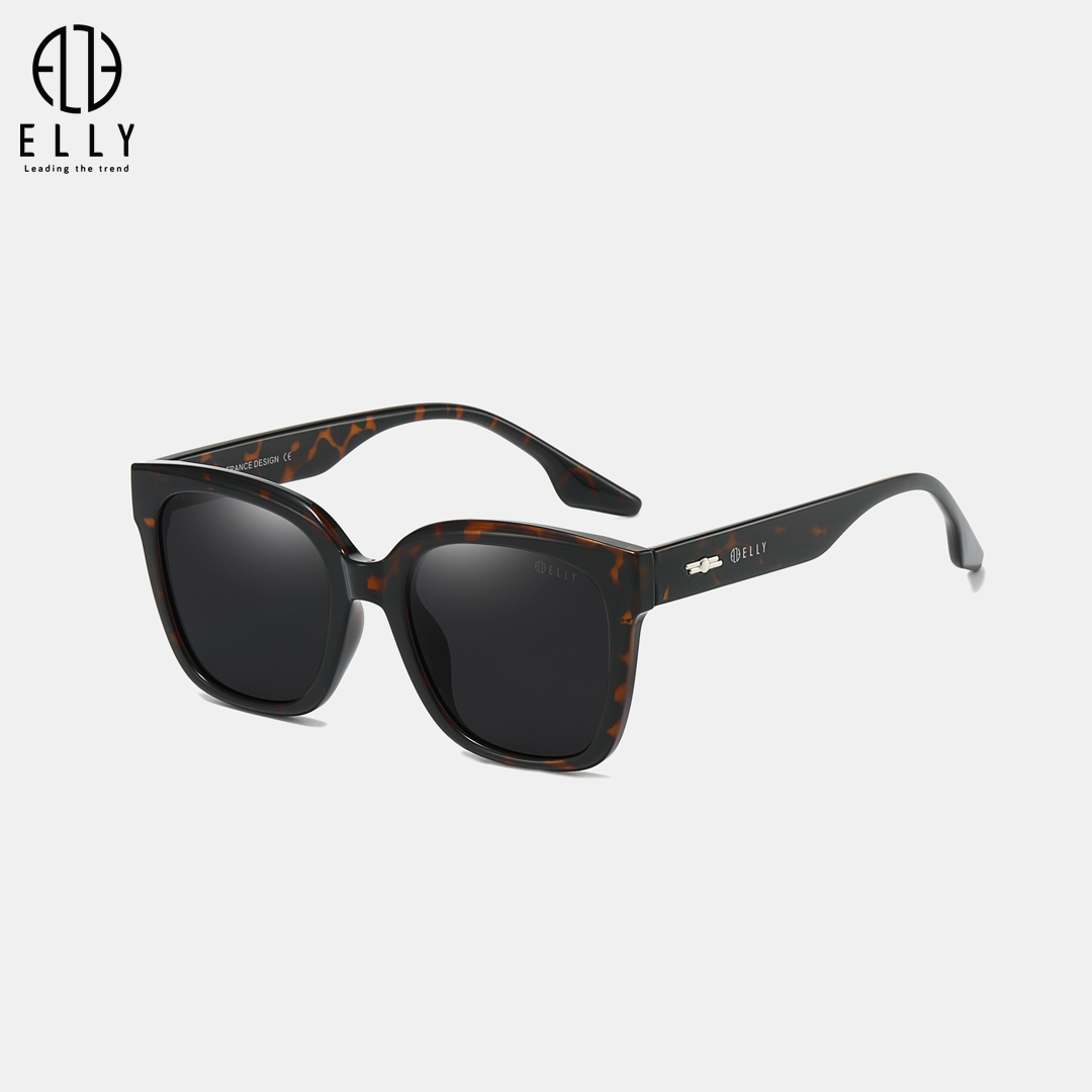 Tên thương hiệu ELLY được khắc trên cả mắt kính và gọng kính, thể hiện sự chỉn chu và giá trị cao cấp của sản phẩm.