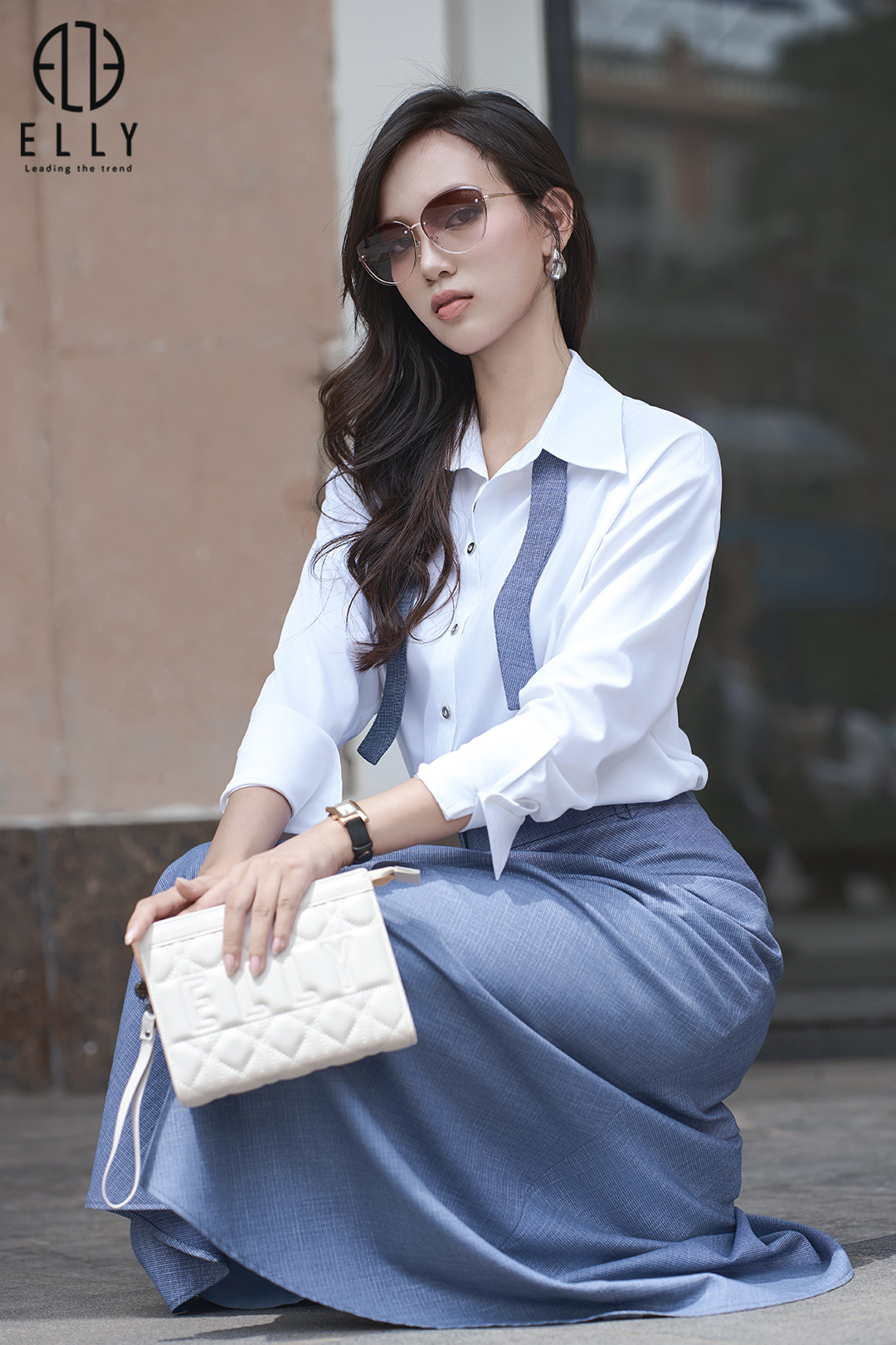 Màu sắc kính được xử lý sắc độ hài hòa, dễ phối hợp với đa dạng trang phục từ váy nữ tính đến đồ công sở tối giản