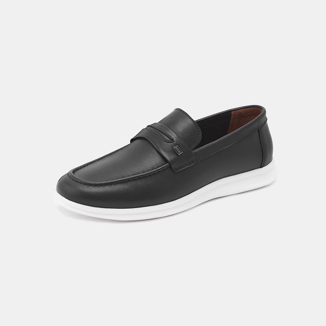 Chi tiết vắt da ngang ở mu bàn chân – biểu tượng đặc trưng của Penny Loafer – được nhấn nhá thêm bằng mác kim loại khắc logo LECOS, tạo điểm nhấn tinh tế và nhận diện thương hiệu rõ nét