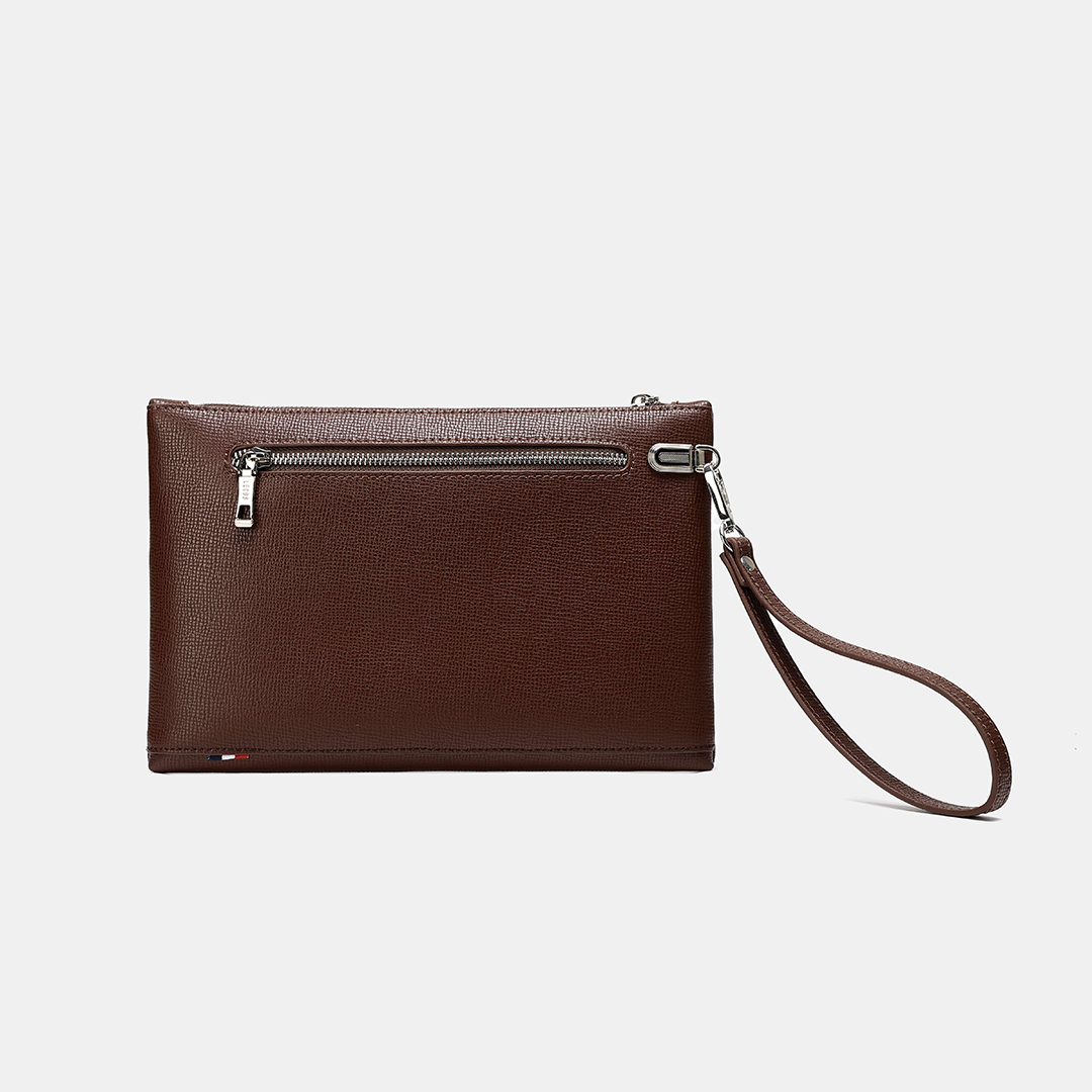 Thiết kế mặt sau clutch có một ngăn phụ có khóa kéo có thể để vật nhỏ như điện thoại, bút viết,... rất tiện dụng