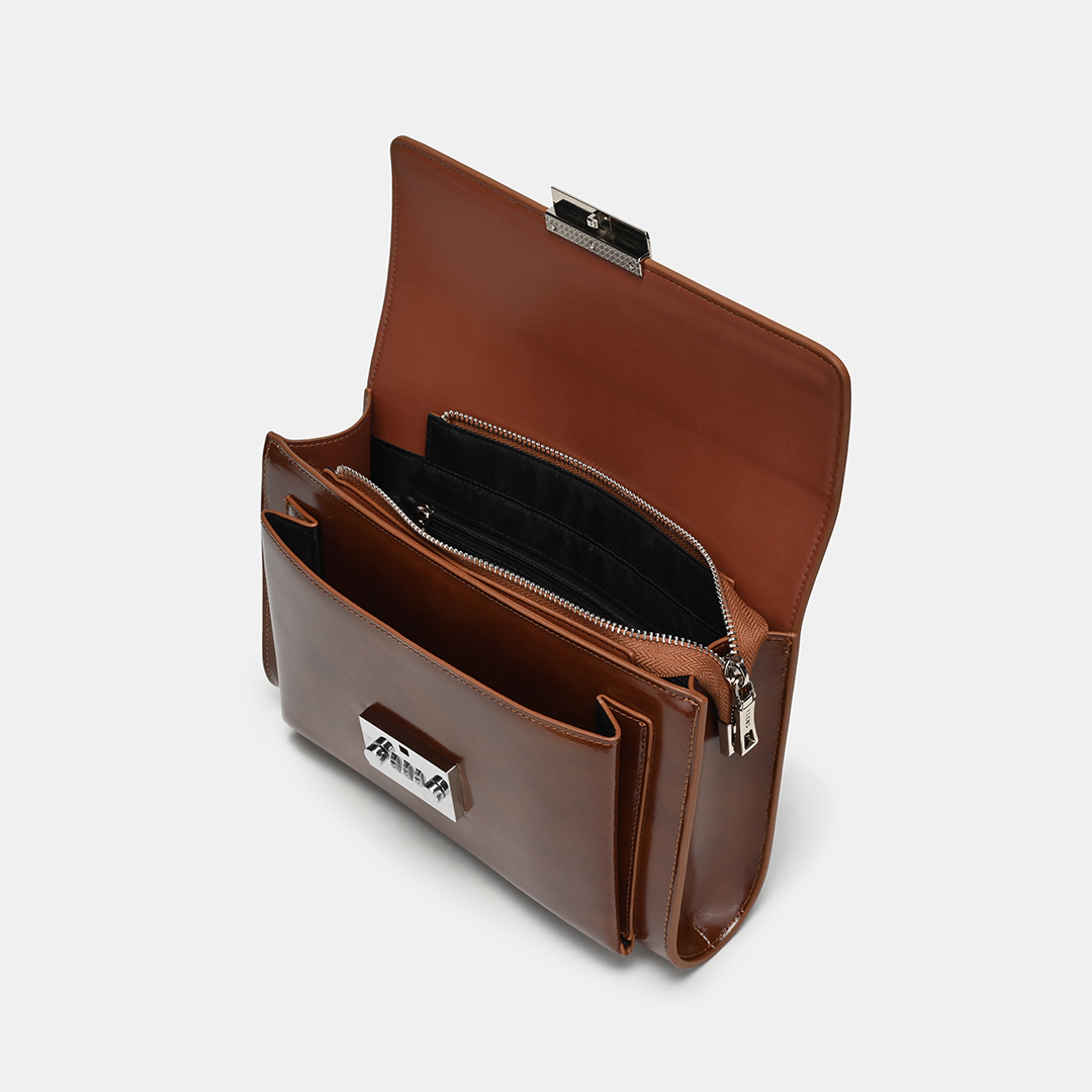Thiết kế mặt trước clutch có một ngăn phụ mở có thể để vật nhỏ như điện thoại, bút viết,... rất tiện dụng