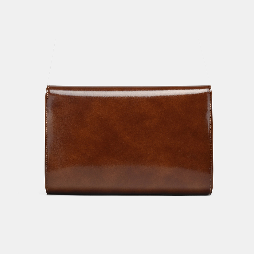 Clutch da trơn bóng sang trọng thu hút ánh nhìn
