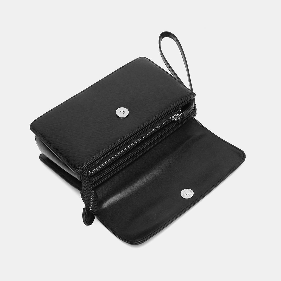 Clutch với 1 ngăn chính lớn có khoá kéo, 2 ngăn phụ mở và một số ngăn phụ nhỏ giúp quý ông dễ dàng sắp xếp đồ đạc ngăn nắp và tiện lợi