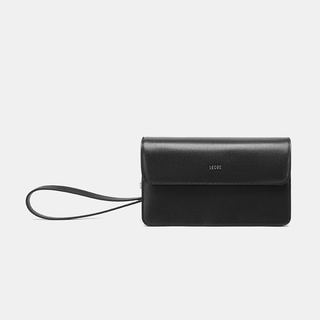 Logo LECOS màu bạc sang trọng được gắn mặt trước thân clutch nổi bật thương hiệu và khẳng định chất lượng sản phẩm cao cấp chính hãng