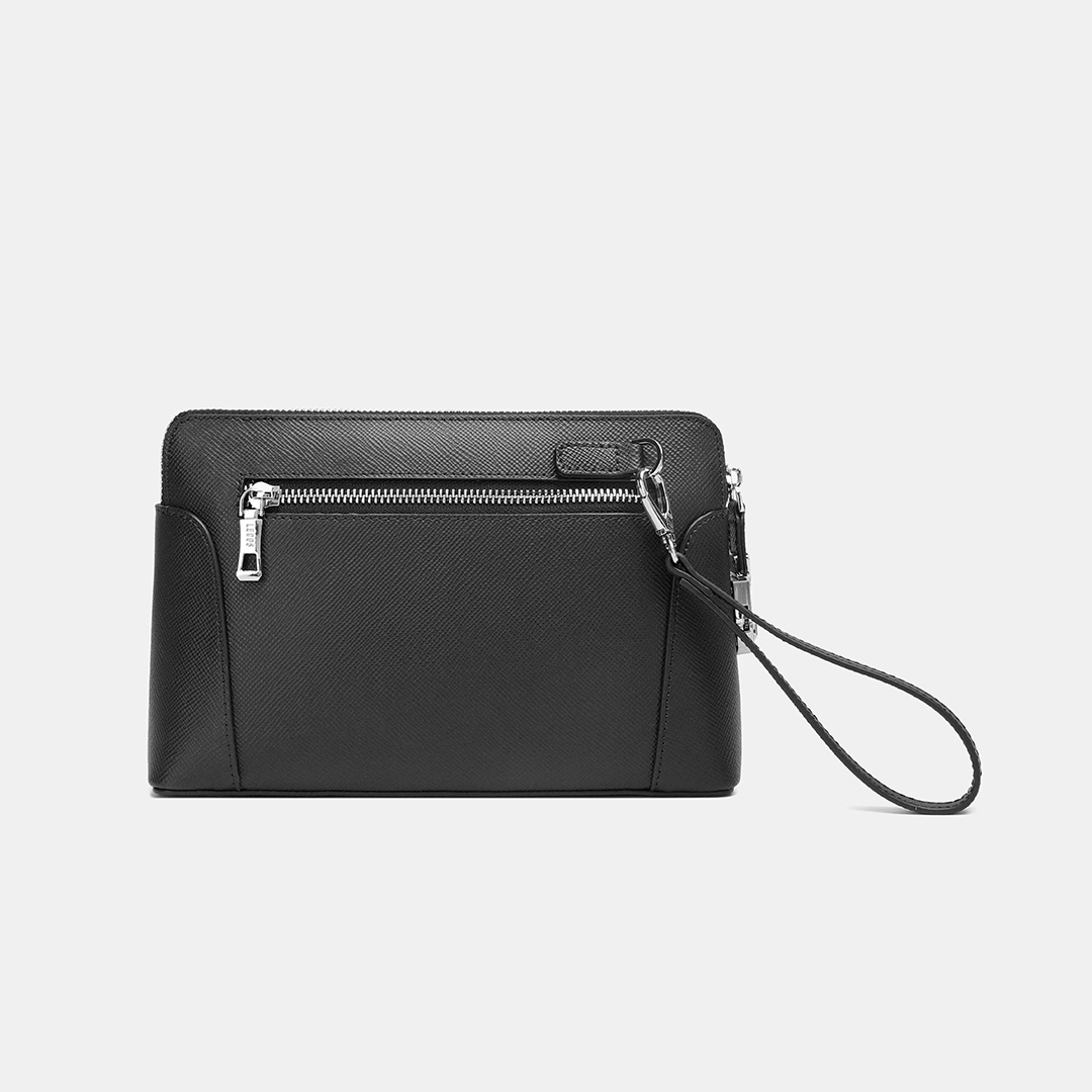 Thiết kế mặt sau clutch có một ngăn phụ có khoá kéo có thể để vật nhỏ rất tiện dụng