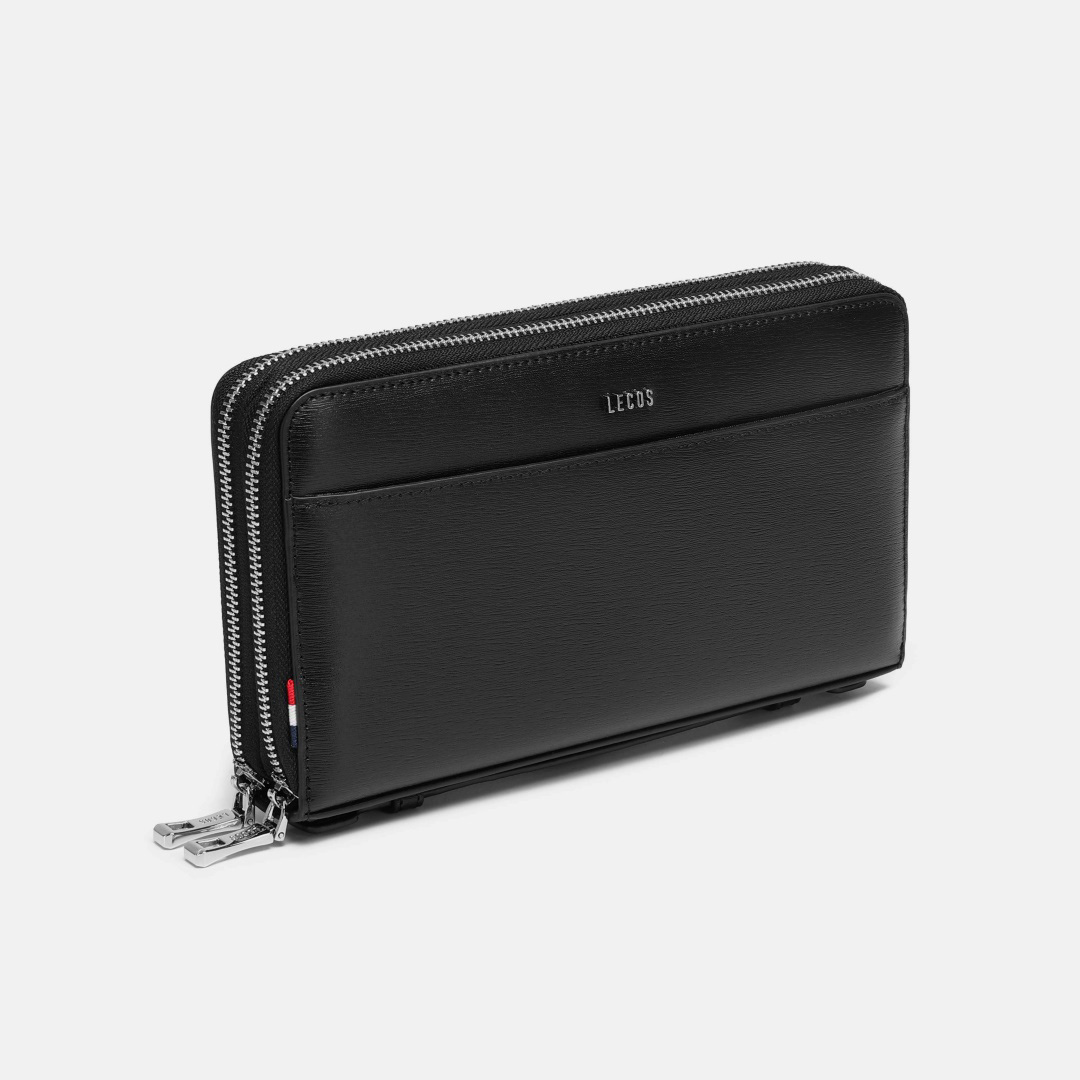 Thiết kế mặt trước clutch có một ngăn phụ mở có thể để vật nhỏ như thẻ, giấy tờ nhỏ gọn rất tiện dụng