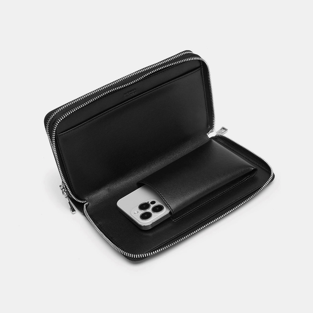 Clutch có ngăn để riêng điện thoại vô cùng gọn gàng và thời trang