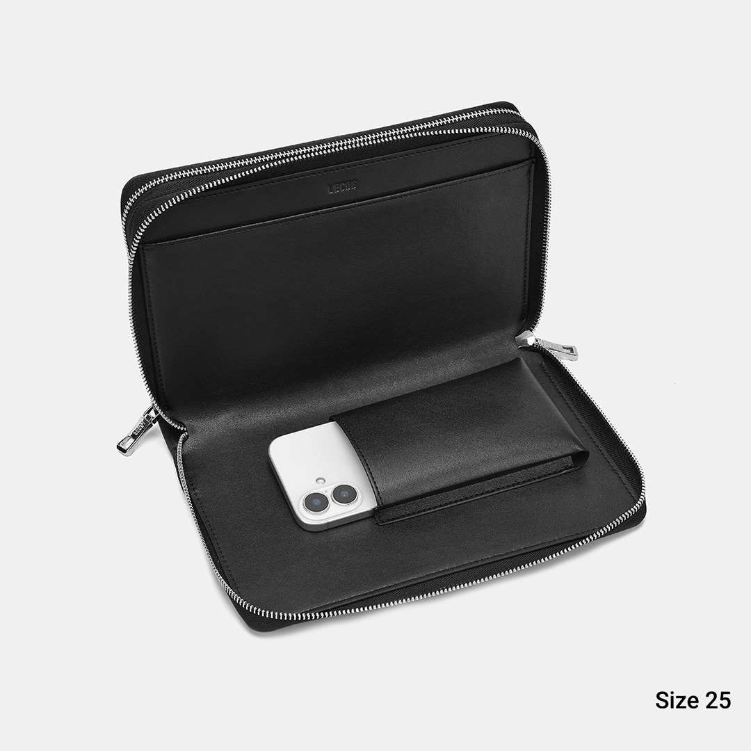 Clutch có ngăn để riêng điện thoại vô cùng gọn gàng và thời trang