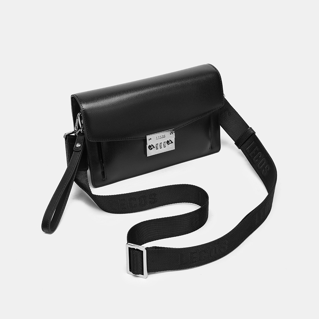 Clutch còn có dây đeo dài bằng chất liệu vải dệt cao cấp mang thương hiệu LECOS sang trọng, có độ bền cao, có thể điều chỉnh độ dài tuỳ ý, tiện lợi khi sử dụng