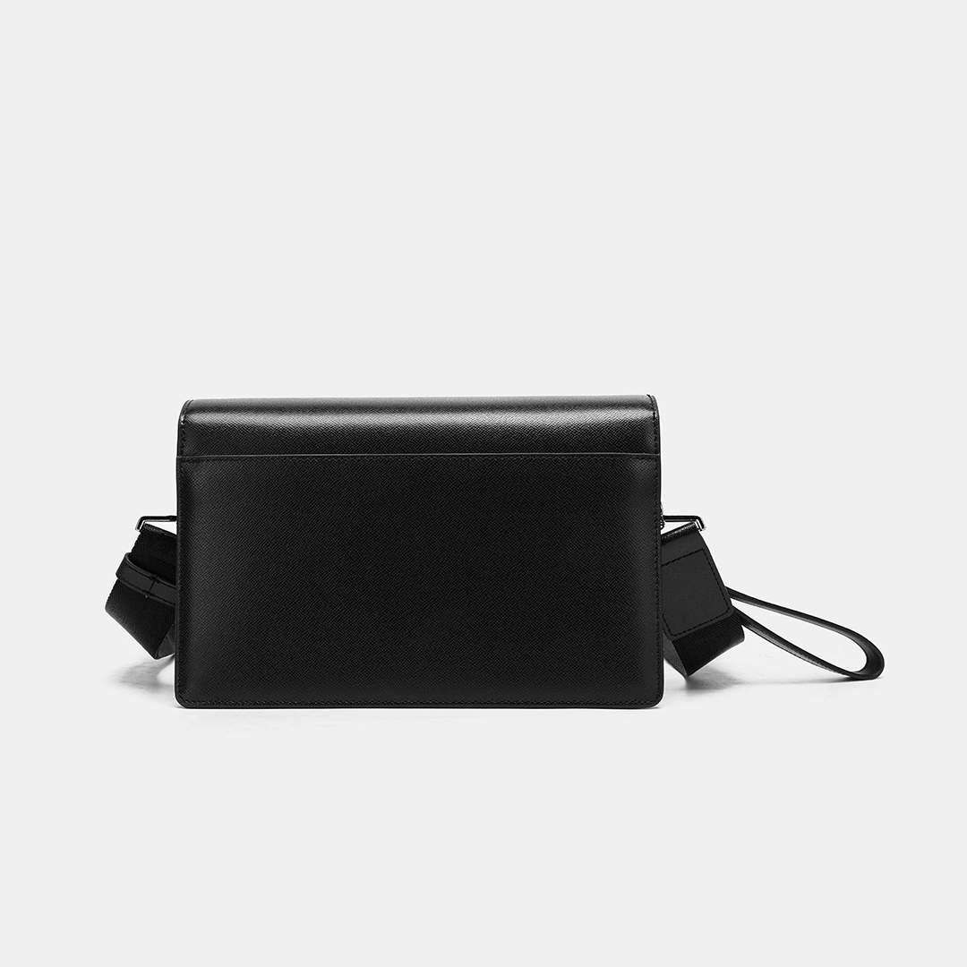 Thiết kế mặt sau và trước clutch đều có một ngăn phụ mở có thể để vật nhỏ như điện thoại, bút viết,... rất tiện dụng