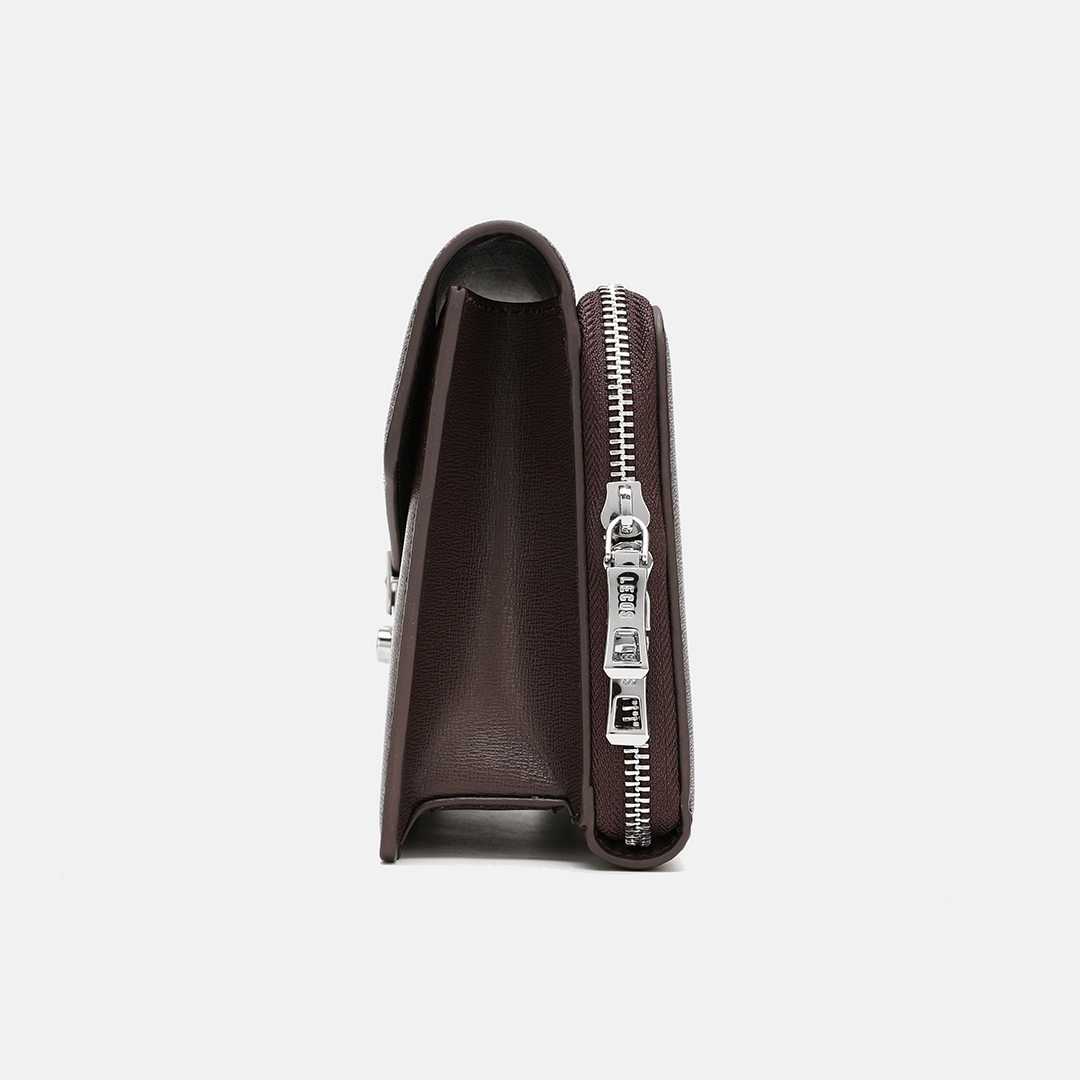 Mặt sau clutch có 1 ngăn phụ có khoá kéo, bên trong có 2 ngăn phụ mở nhỏ tiện dụng đựng đồ