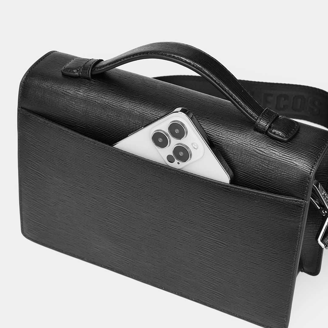 Mặt sau clutch có thêm ngăn mở phụ đa dạng hóa chức năng chứa đồ của LC9
