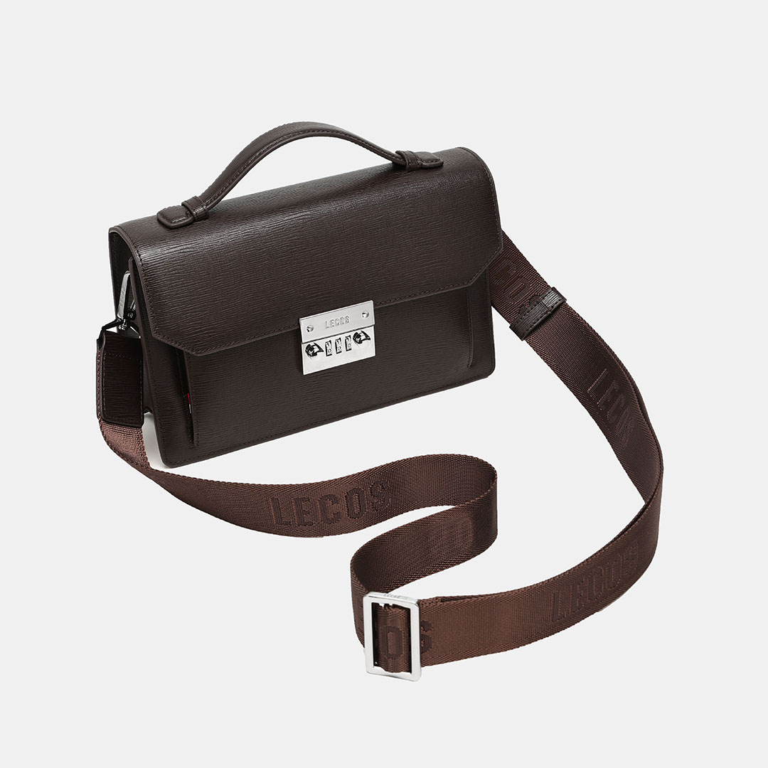Dây đeo clutch bằng chất liệu vải dệt cao cấp mang thương hiệu LECOS sang trọng, có độ bền cao, có thể điều chỉnh độ dài tuỳ ý, tiện lợi khi sử dụng