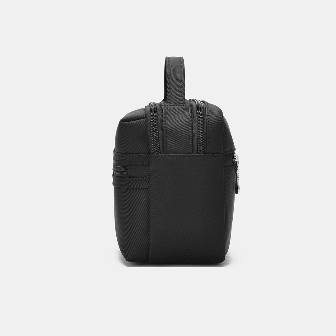 . Mặt trước là một ngăn phụ có khóa kéo tiện dụng, mặt sau cũng được bố trí thêm một ngăn phụ khóa kéo để cất giữ những món đồ cần lấy nhanh