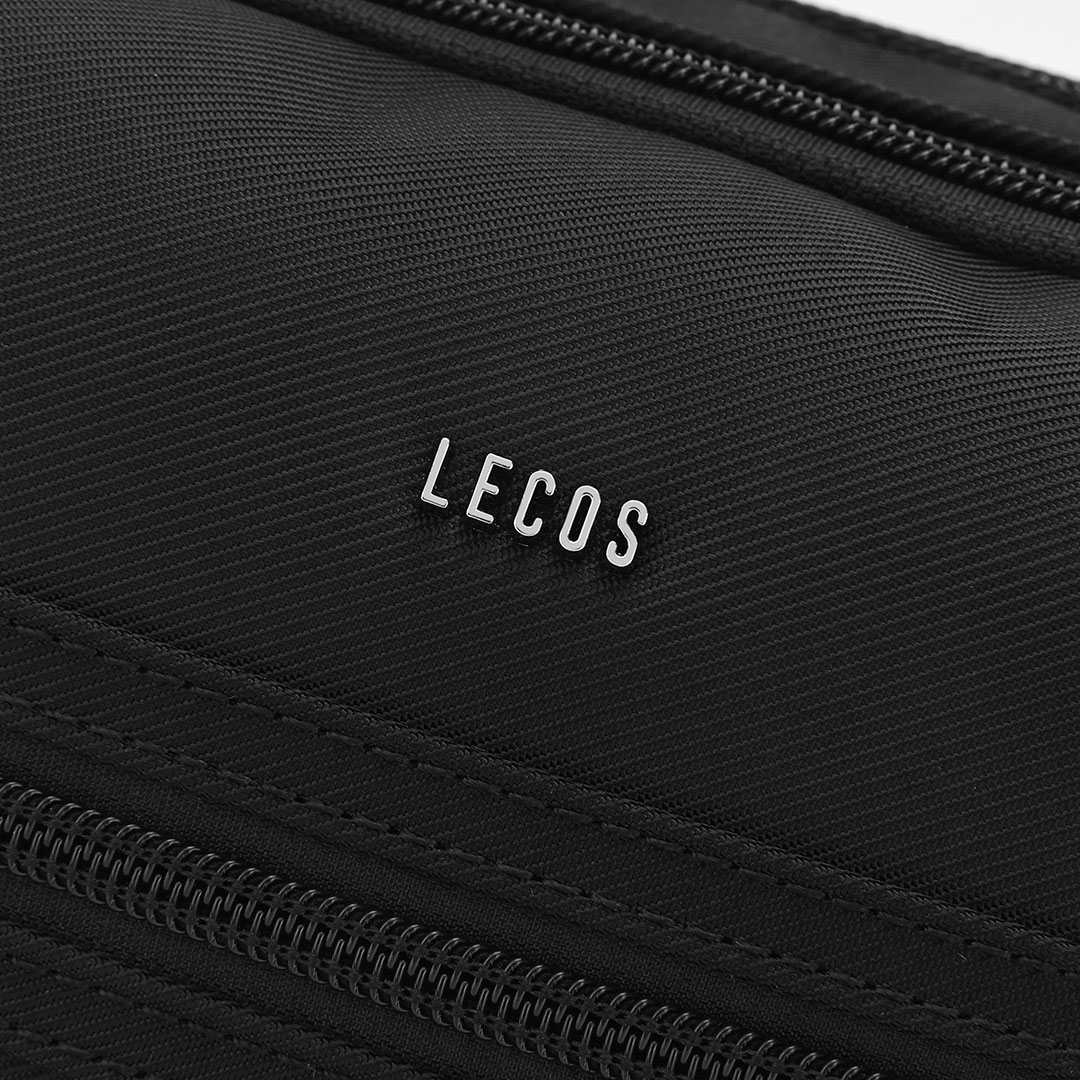 Thiết kế túi tối giản nhưng tinh tế, mặt trước được nhấn nhá với logo chữ LECOS kim loại sắc sảo màu bạc, tạo điểm nhấn nhận diện thương hiệu