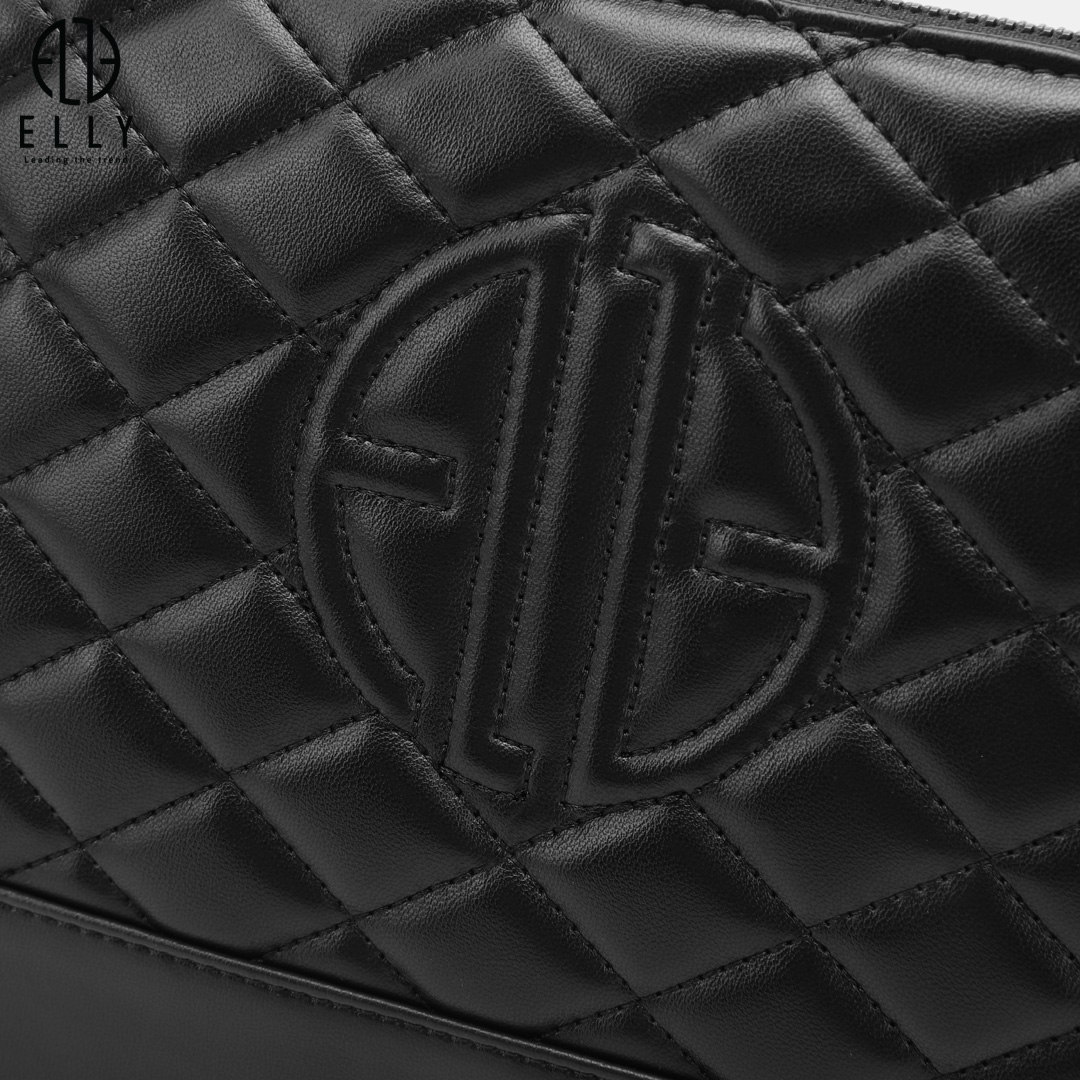 Logo chần chỉ ở mặt sau clutch đẹp sắc nét