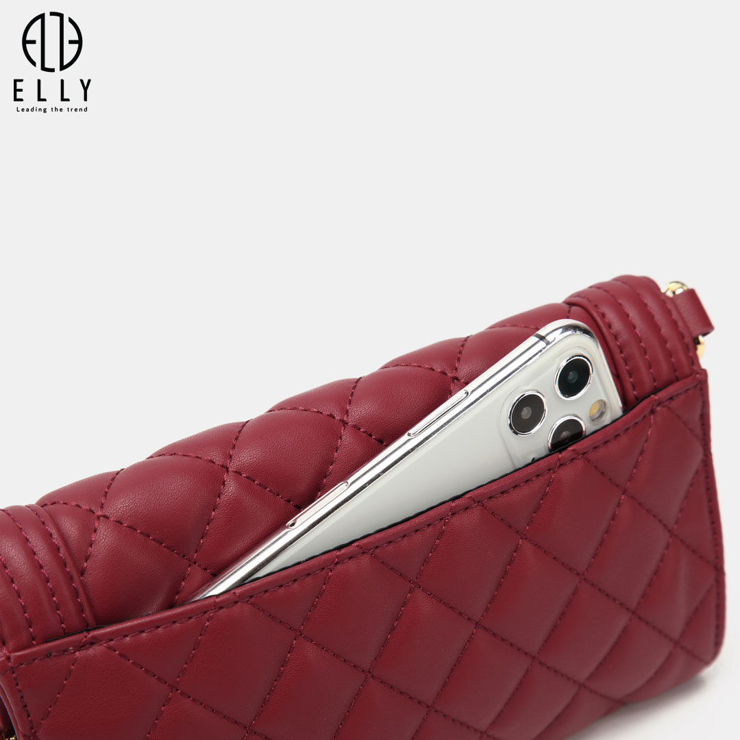 Clutch có 3 ngăn: 1 ngăn ở giữa có khóa kéo logo, 2 ngăn còn lại (1 ngăn mở, 1 ngăn mở và có ngăn phụ ở bên được chia nhiều ngăn)