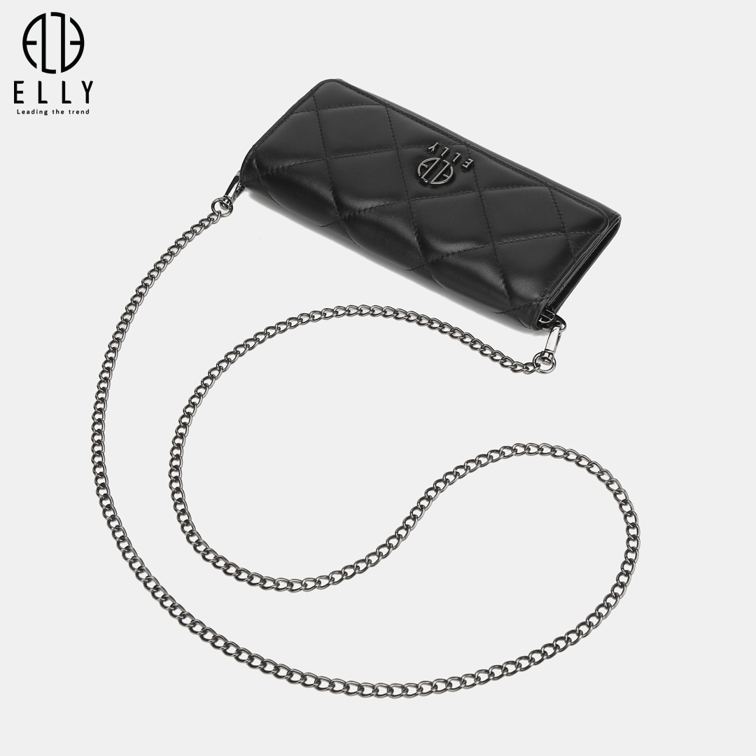 Clutch EC67 có thêm dây đeo có thể tháo rời, giúp nàng linh hoạt thay đổi phong cách từ cầm tay thanh lịch cho đến đeo chéo điệu đà