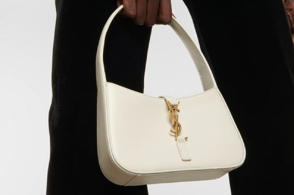 Túi hobo có quai dài, mảnh và thân túi rộng