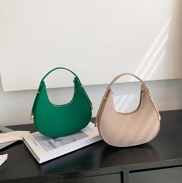 Túi hobo được biến tấu đa dạng để phù hợp nhiều phong cách