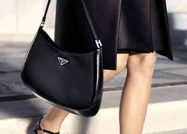 Túi hobo phù hợp với phong cách nữ tính, mềm mại
