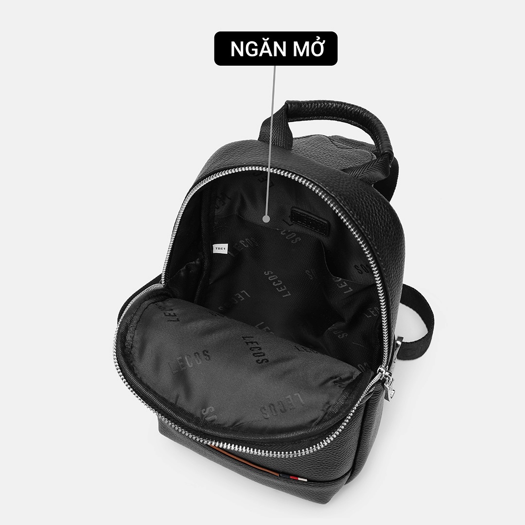 Túi với 1 ngăn chính lớn có khóa kéo, bên trong túi còn có thêm một ngăn mở giúp quý ông dễ dàng sắp xếp đồ đạc ngăn nắp và tiện lợi