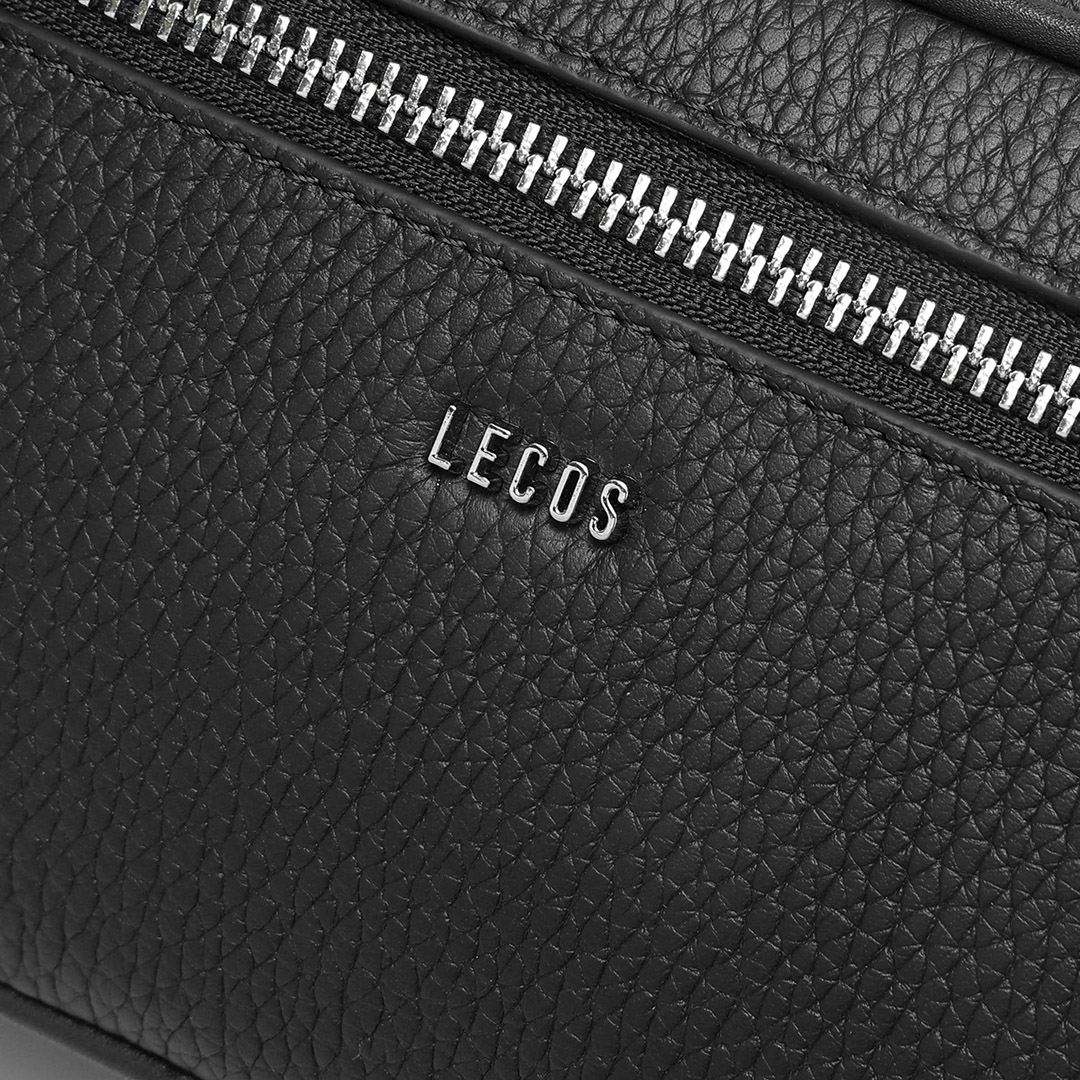 Logo LECOS màu bạc sang trọng được gắn mặt trước thân túi nổi bật thương hiệu và khẳng định chất lượng sản phẩm cao cấp chính hãng