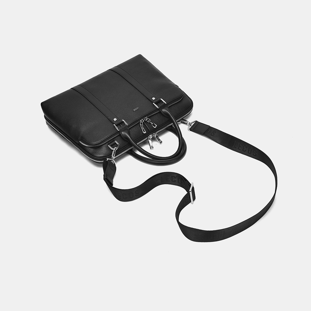 Điểm nhấn của LT21 nằm ở phần dây đeo vải dệt chữ LECOS bản rộng, có thể điều chỉnh độ dài linh hoạt, phù hợp cho cả xách tay và đeo chéo